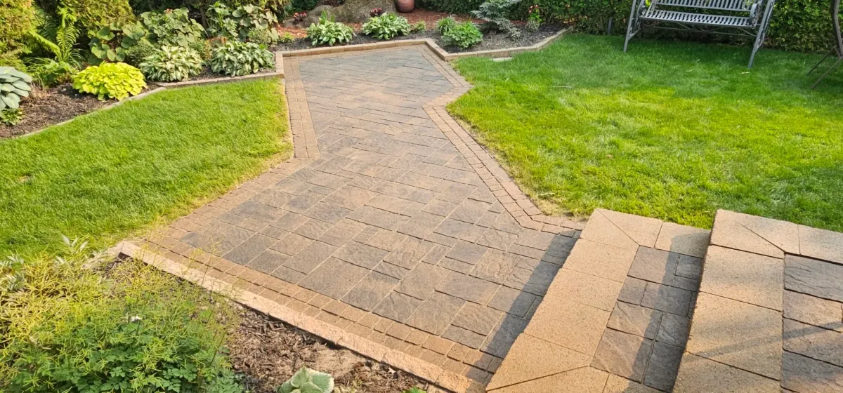 La même allée de jardin après l'application du scellant CAT5, couleur rehaussée